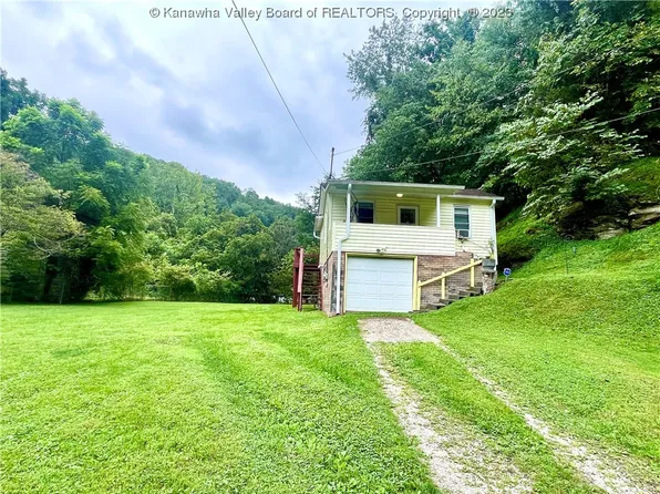 711 Green Valley Dr, Saint Albans, WV 25177