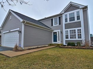 2460 Rosehall Ln, Aurora, IL 60503