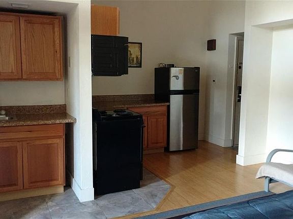 4th image of 3317 Camelot Dr
