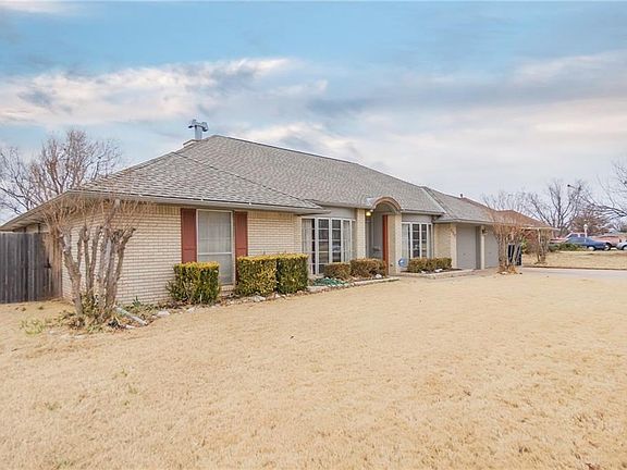 3rd image of 2717 Camelot Dr