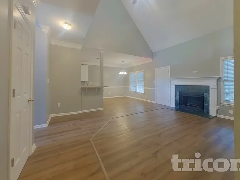 2200 Sugarbirch Dr — Photo 2