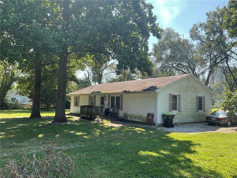 2nd image of 105 Oak St