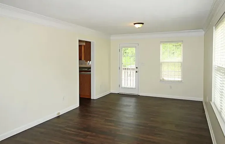 41 E Castle Dr — Photo 4