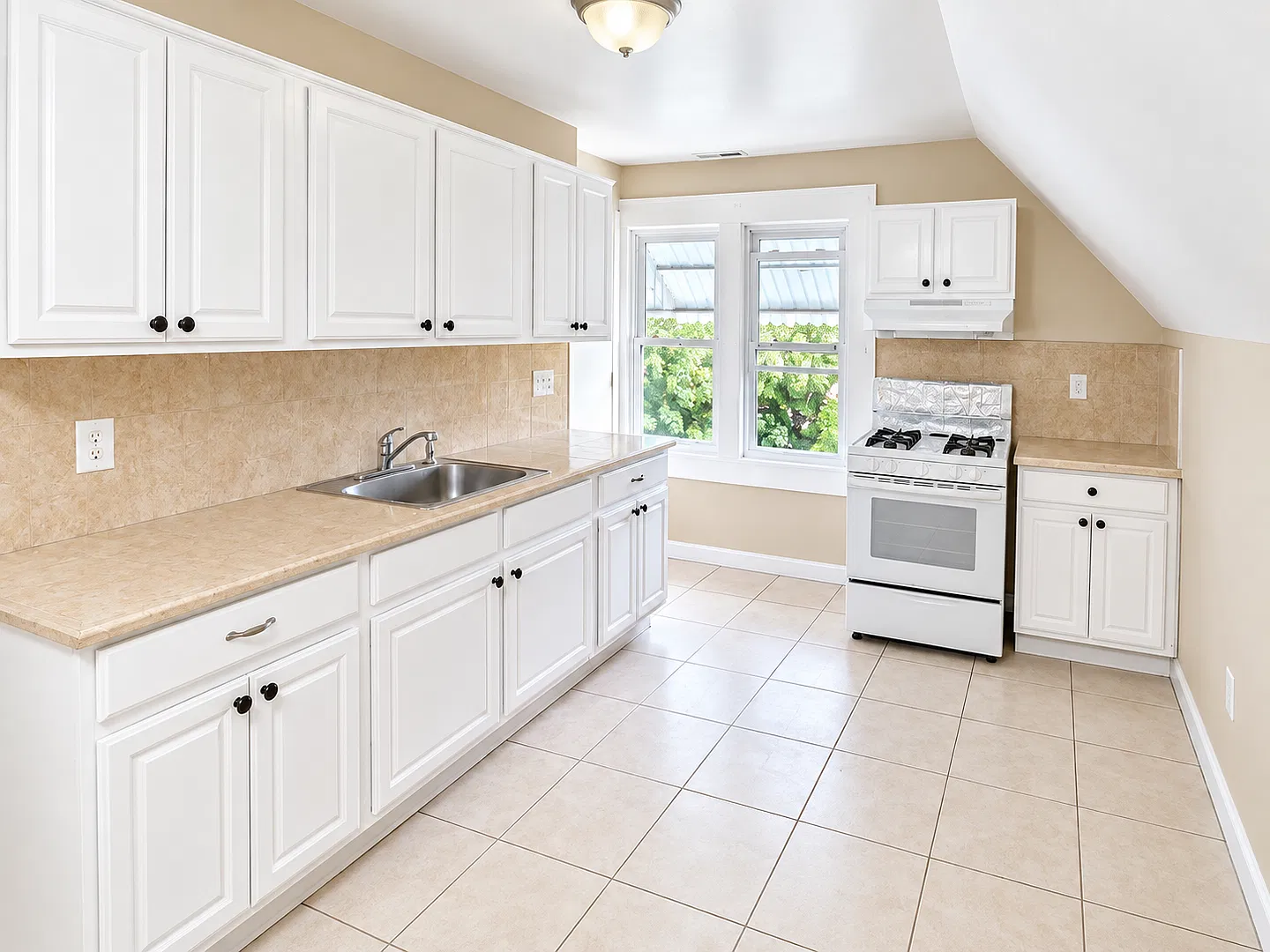 Renovated 2 Bedroom, 1 Bath Apt - Available Today! — Photo 2