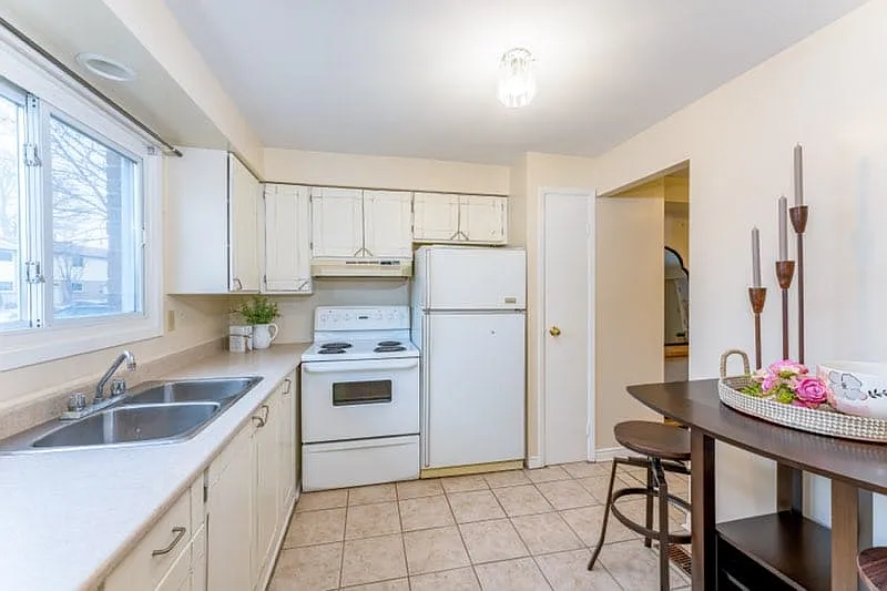 60 Trudeau, Sarnia - - — Photo 2