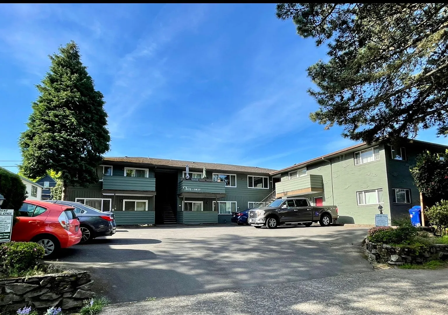 Irvington Top Floor 1 Bed~ Off Street Parking~ 93 Walk Score~ 100 Bike Score — Photo 4