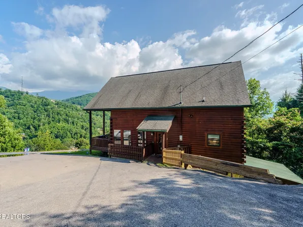 205 W Pinnacle Dr, Gatlinburg, TN 37738