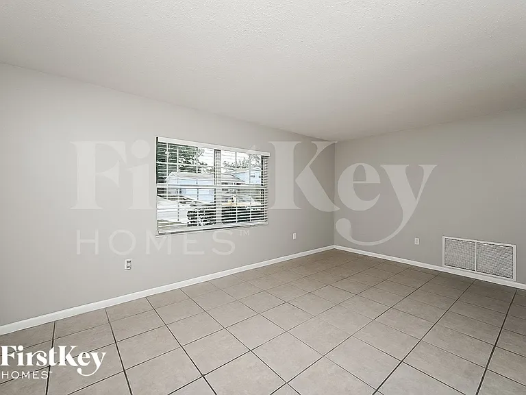 718 Kingswood Loop — Photo 3