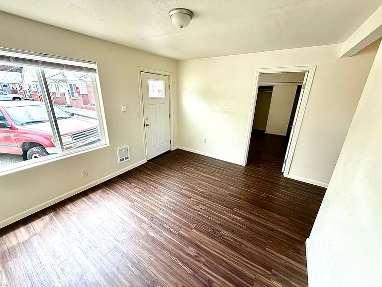 920 Winchester Ave — Photo 3