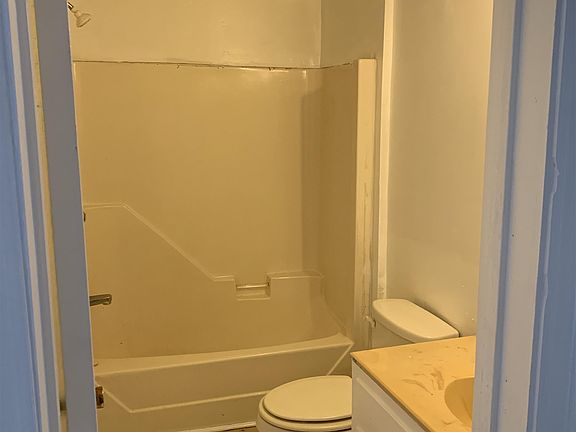 5th image of 310 W Austin St