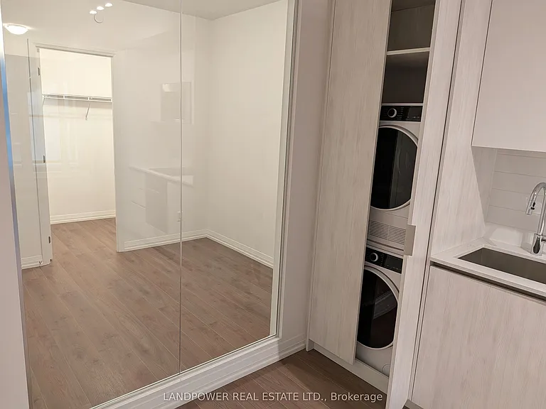 400 King St W #510 — Photo 5