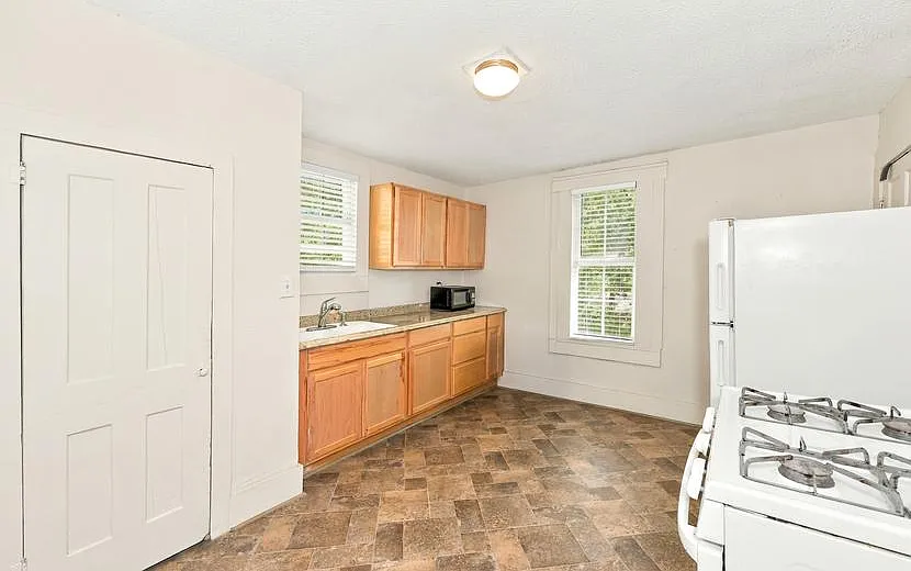 3 bed, 2.0 bath, 1000 sqft, $979 — Photo 3