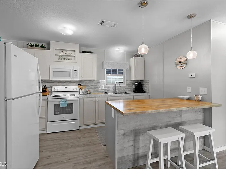 1747 Beverly Dr — Photo 4