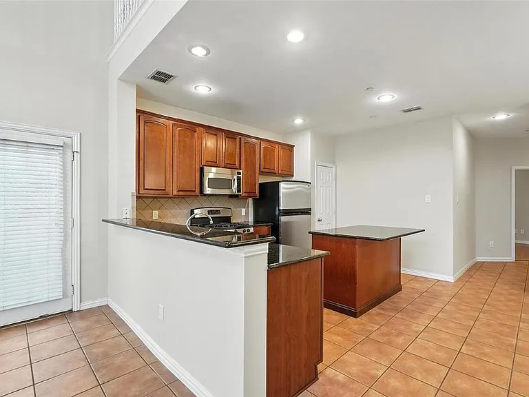 2101 Broadstone Dr — Photo 7