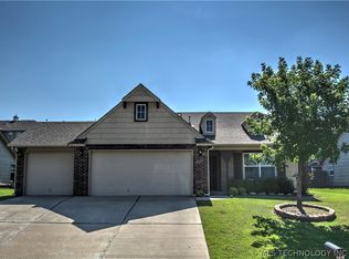 2010 SE Greenleaf Ct, Bartlesville, OK 74006