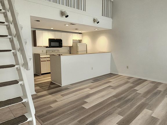 5th image of 828 Oakleigh Ave APT 16
