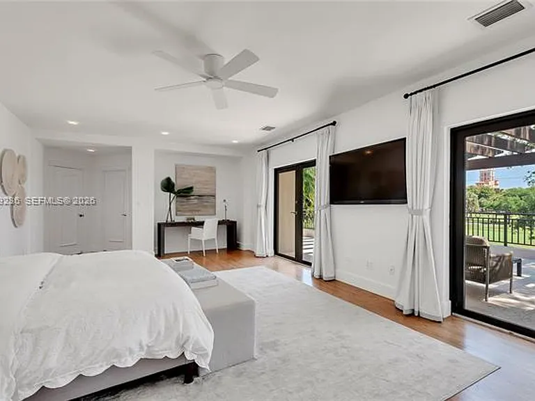 3425 Alhambra Cir — Photo 42
