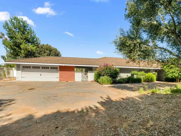 1060 Evergreen Ln, Vista, CA 92084