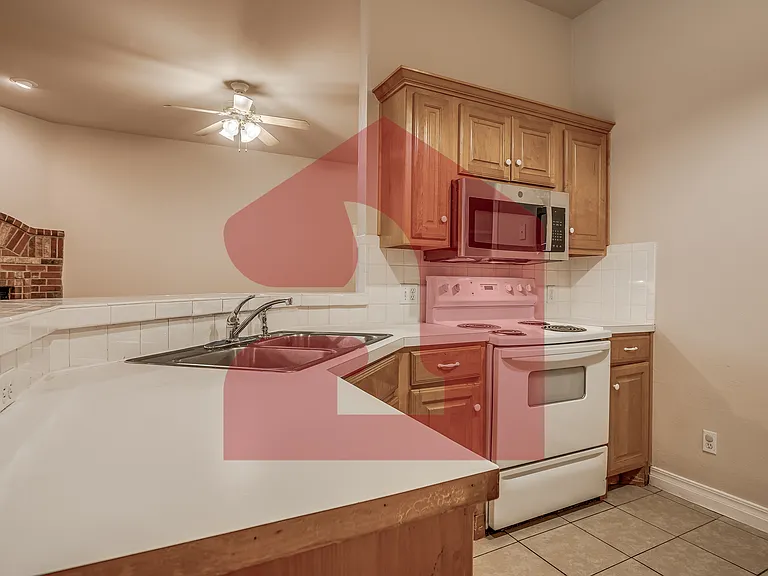 2711 Silvertree Dr — Photo 16