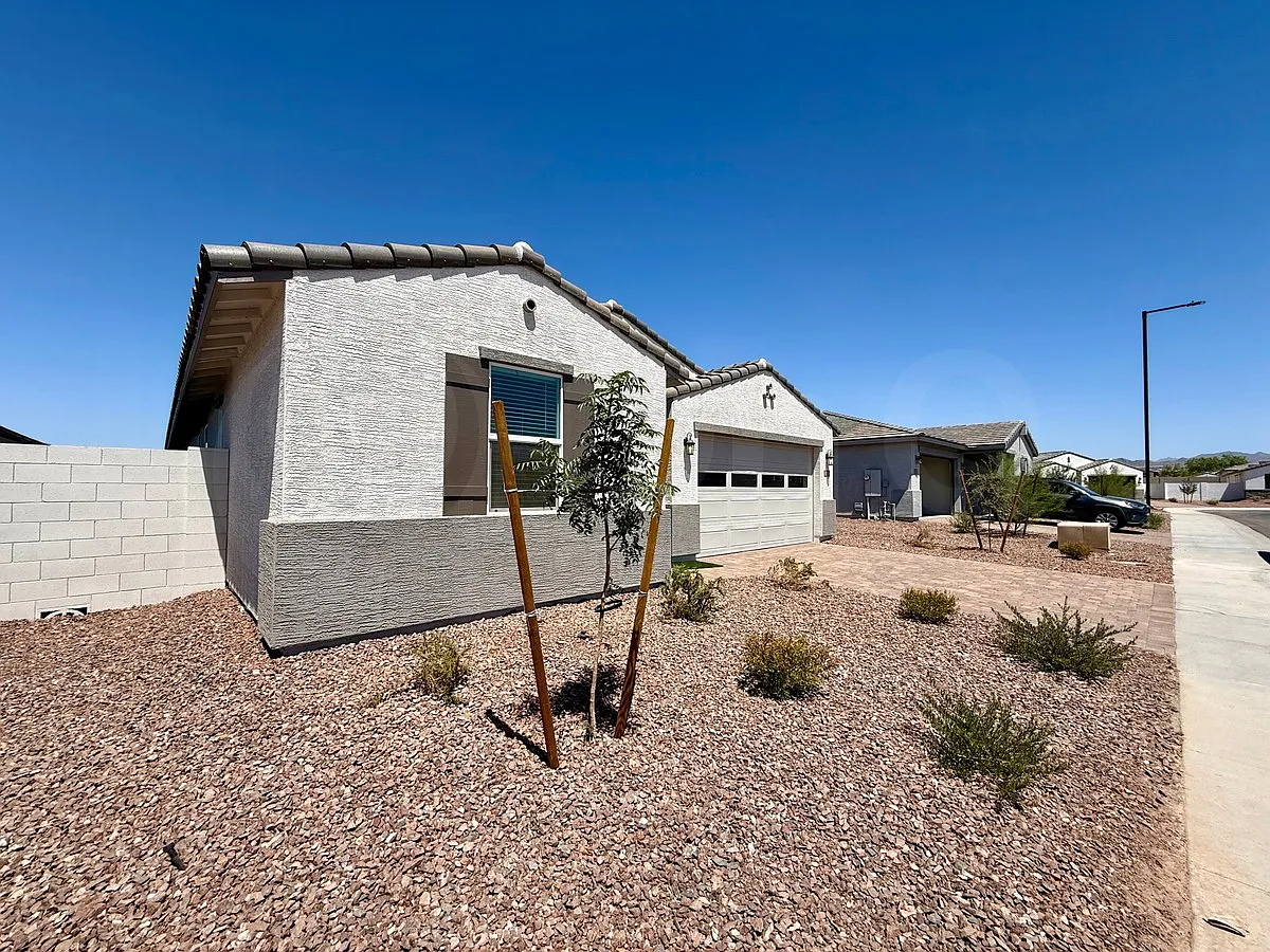 4 bed, 3.0 bath, 2351 sqft, $2,095 — Photo 4