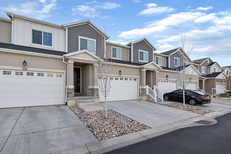 4 bed, 3.5 bath, 2250 sqft, $750 — Photo 2