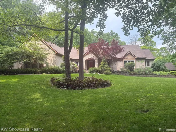 1419 Timber Ridge Ct, Milford, MI 48380