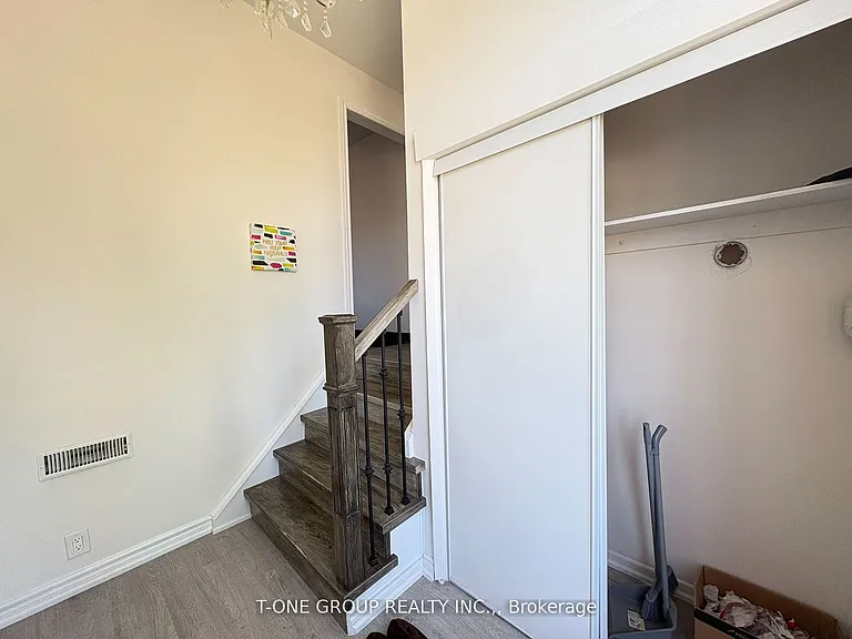34 Navaho Dr #UPPER FL — Photo 4