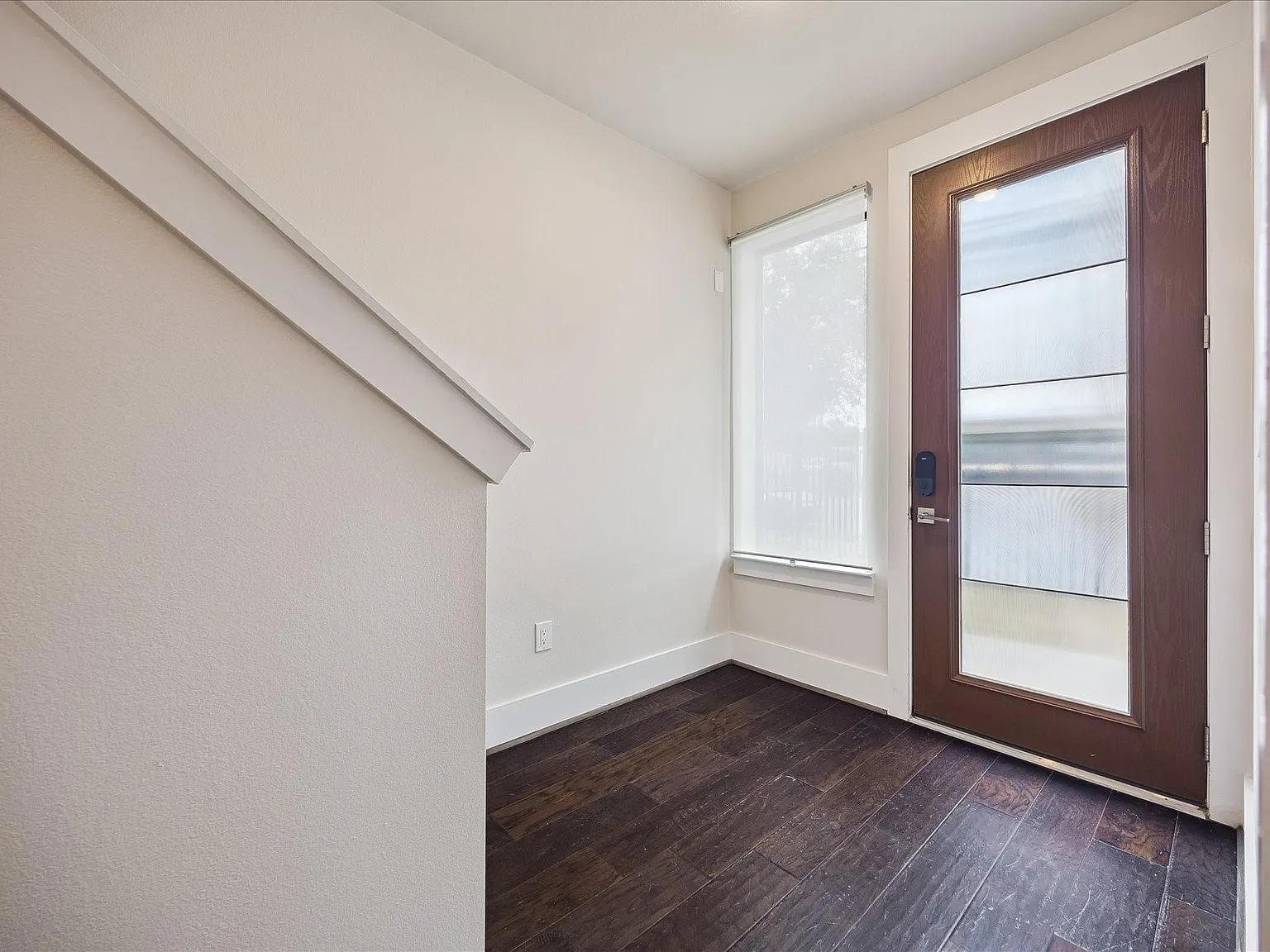 3 bed, 3.5 bath, 1347 sqft, $2,400 — Photo 3