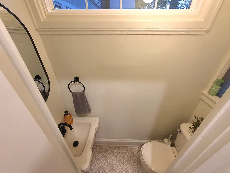 Half bathroom - 1st floor