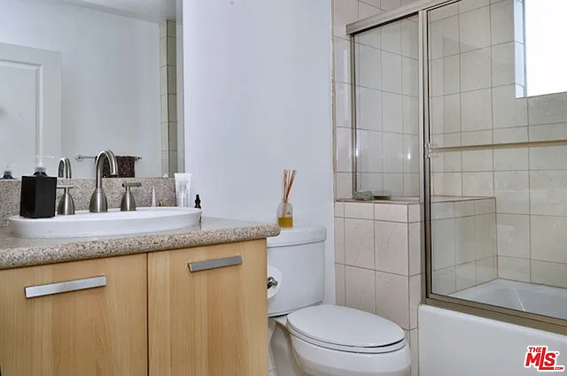Second full bathroom in hallway