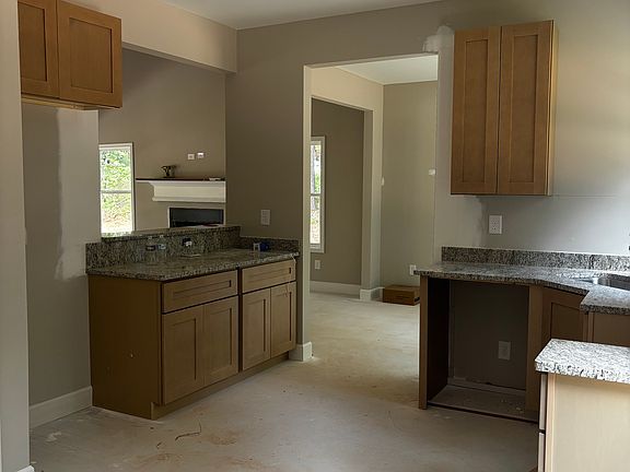 3rd image of 135 Lumby Ln
