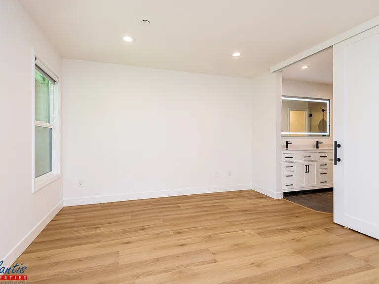990 La Mesa Ter #F — Photo 12