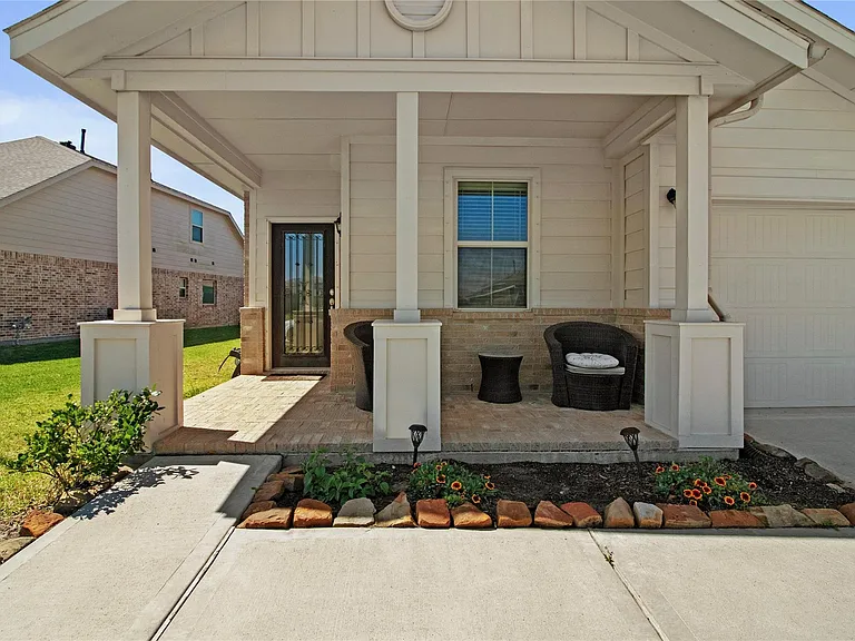 622 Little Cypress Ln — Photo 2