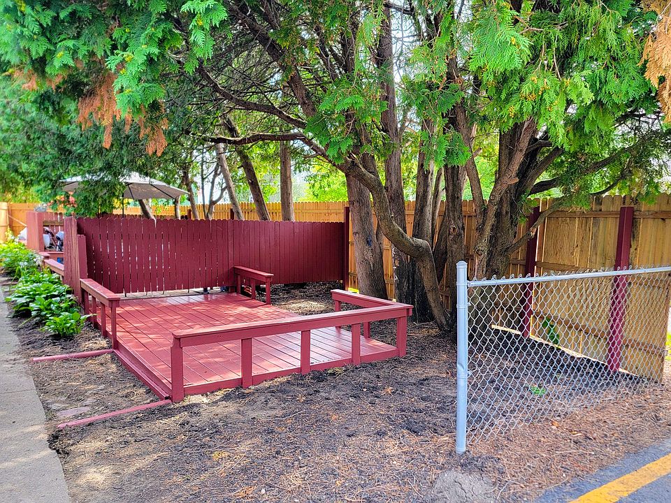 Fenced in Courtyard/deck area