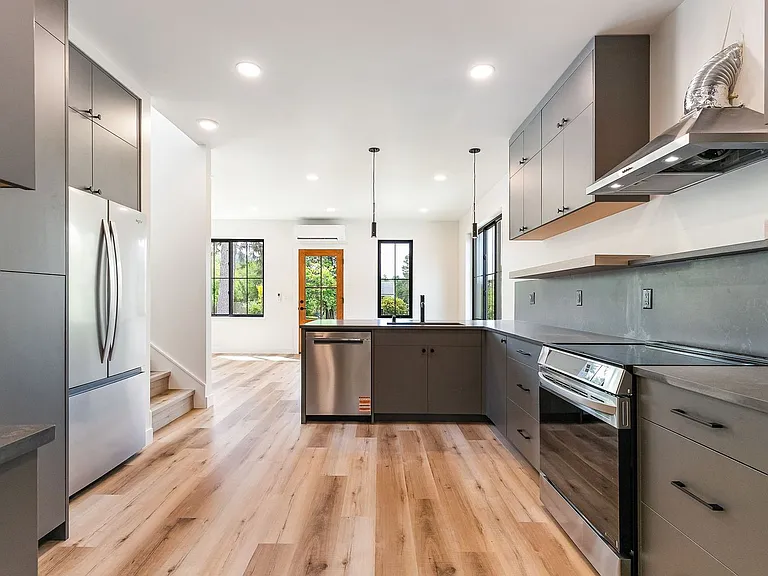 1615 Larrabee Ave — Photo 8