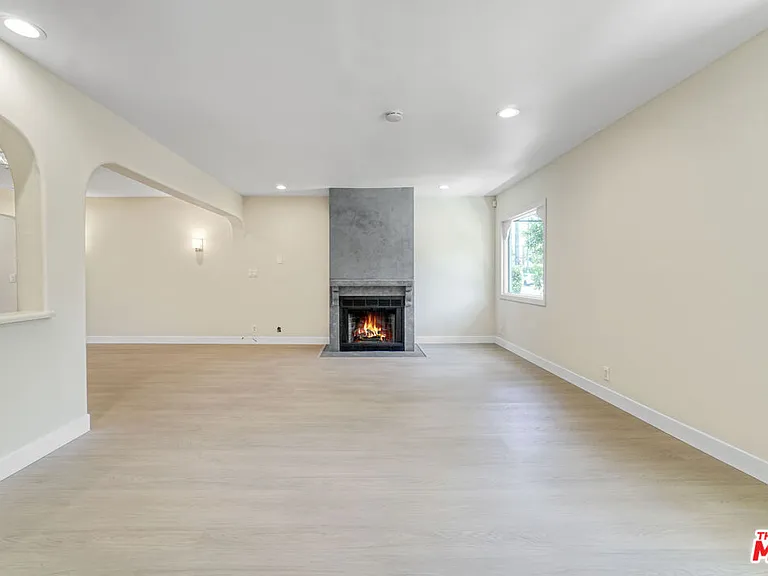 209 N Doheny Dr — Photo 10