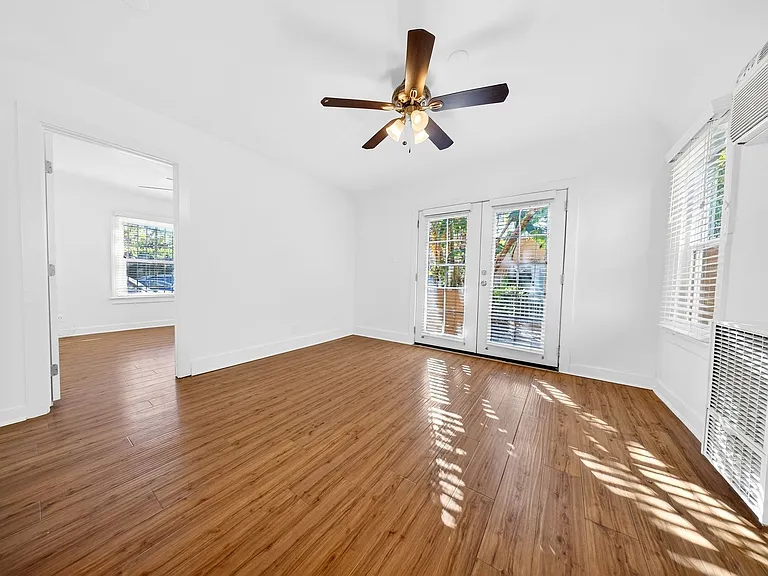 5225 De Longpre Ave — Photo 17