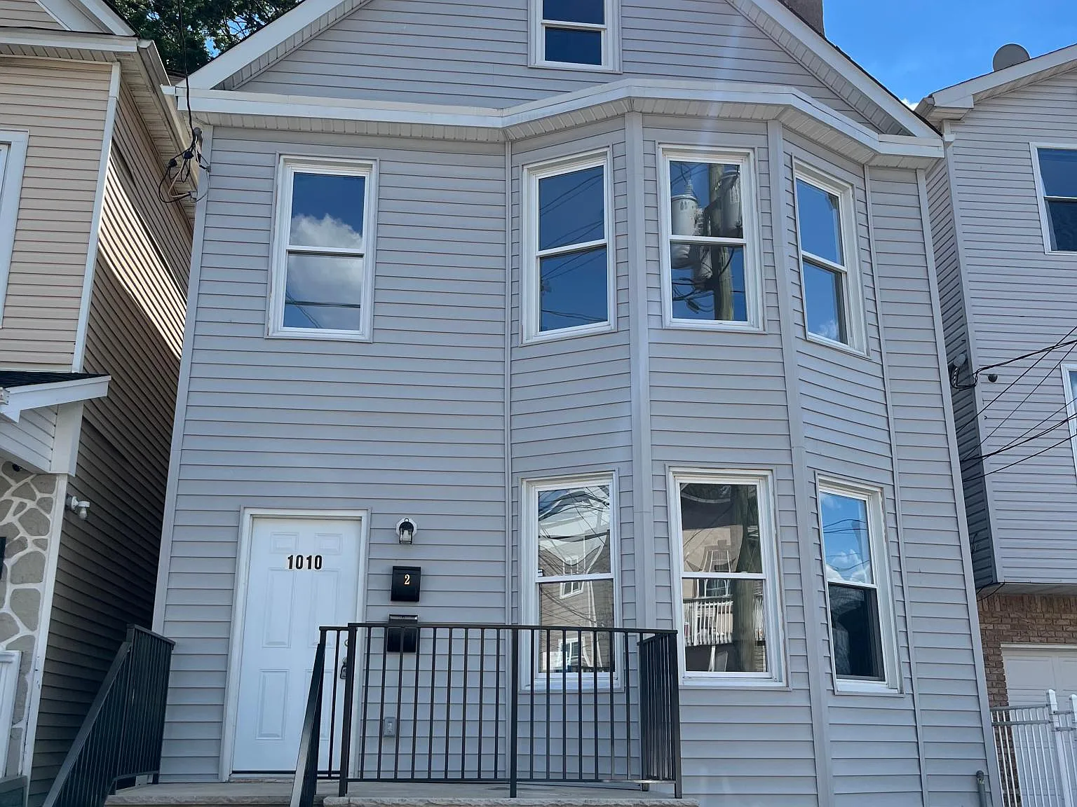 2 bed, 100 sqft, $2,050 — Photo 1