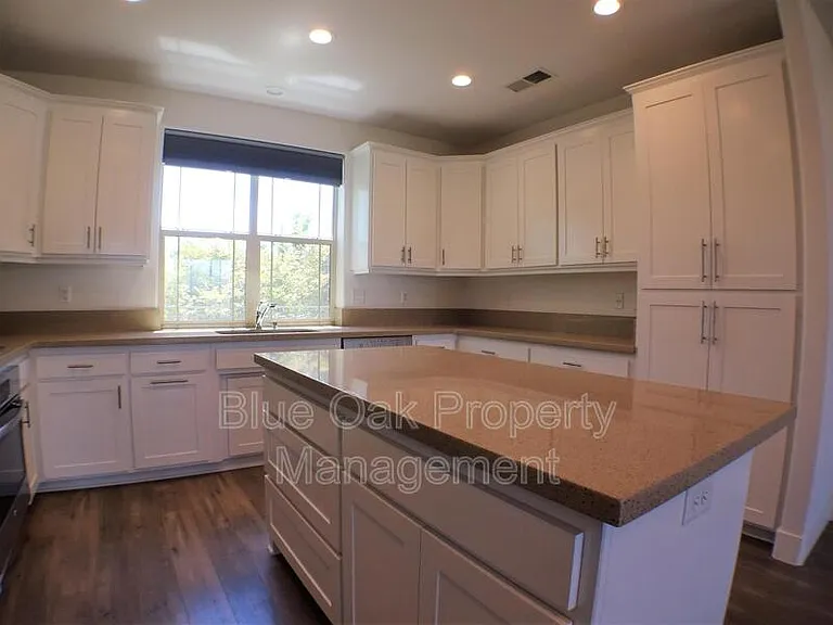 1584 Champlain Way — Photo 6