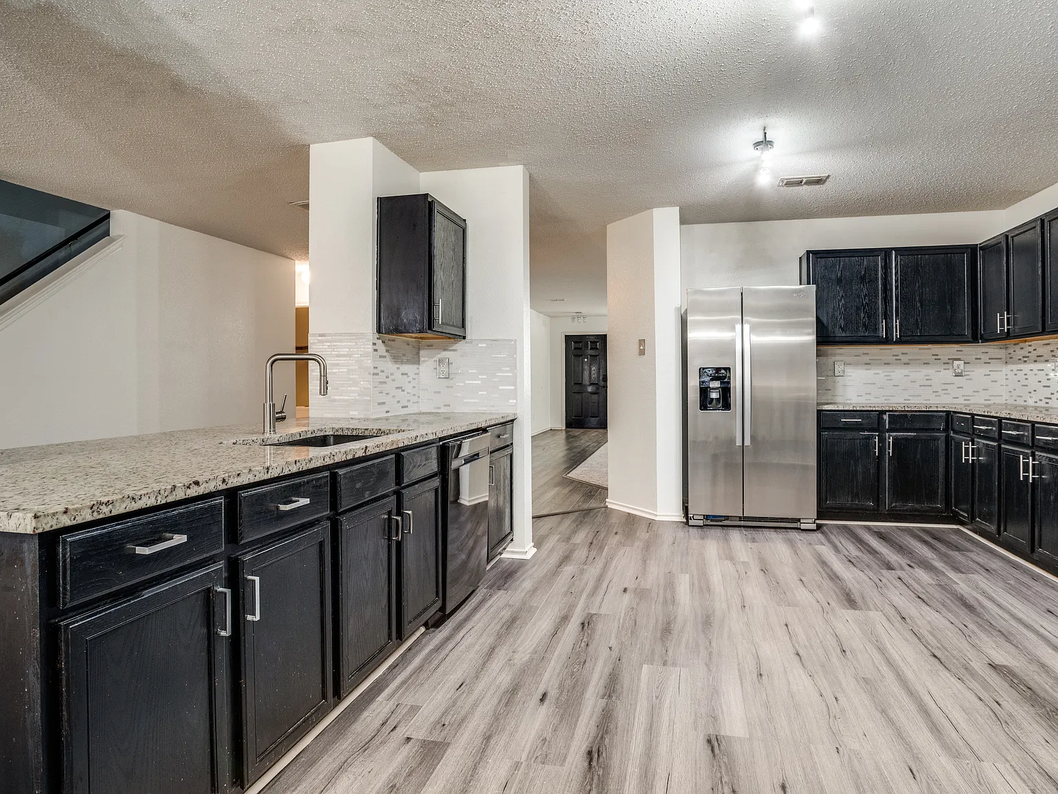 5 bed, 4019 sqft, $3,000 — Photo 2