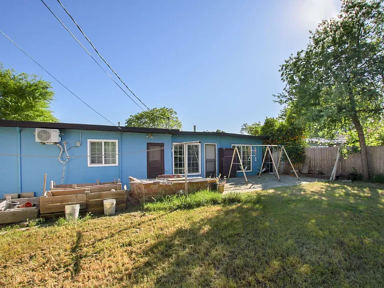 1945 Lehigh Dr — Photo 2