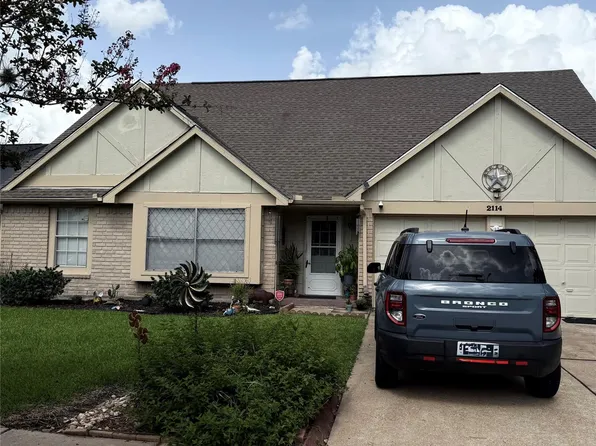 2114 Fountain Dr, Sugar Land, TX 77478