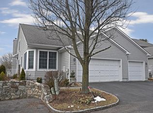 16 Country Club Ln, Pleasantville, NY 10570