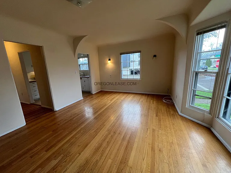 2 Bedroom 2 bath downtown apartment available now — Photo 3