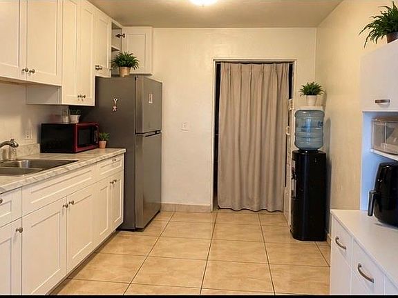 3rd image of 1010 E 8th Ct