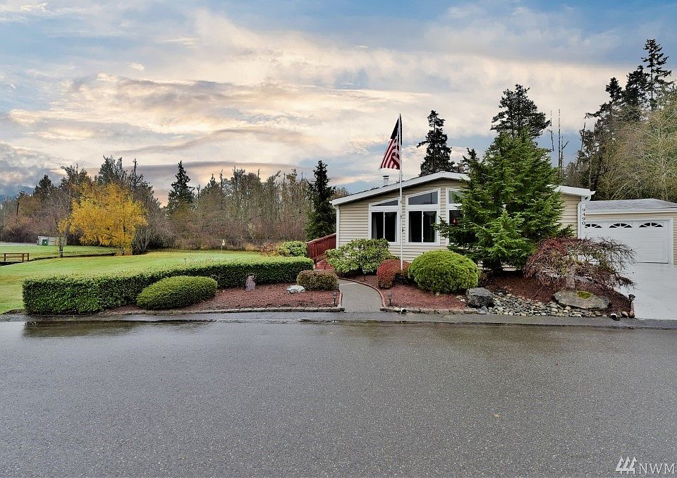 Beautiful open concept home in 55+park is ready for a new owner.