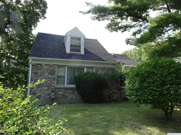 35 Harry Howard Ave, Hudson, NY 12534