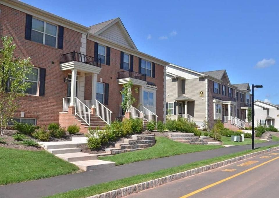 2nd image of 33 Reed Rd #33