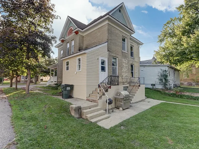 511 W Wisconsin St — Photo 44