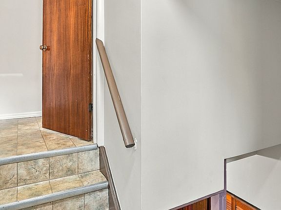5th image of 105 Chesterfield Ave